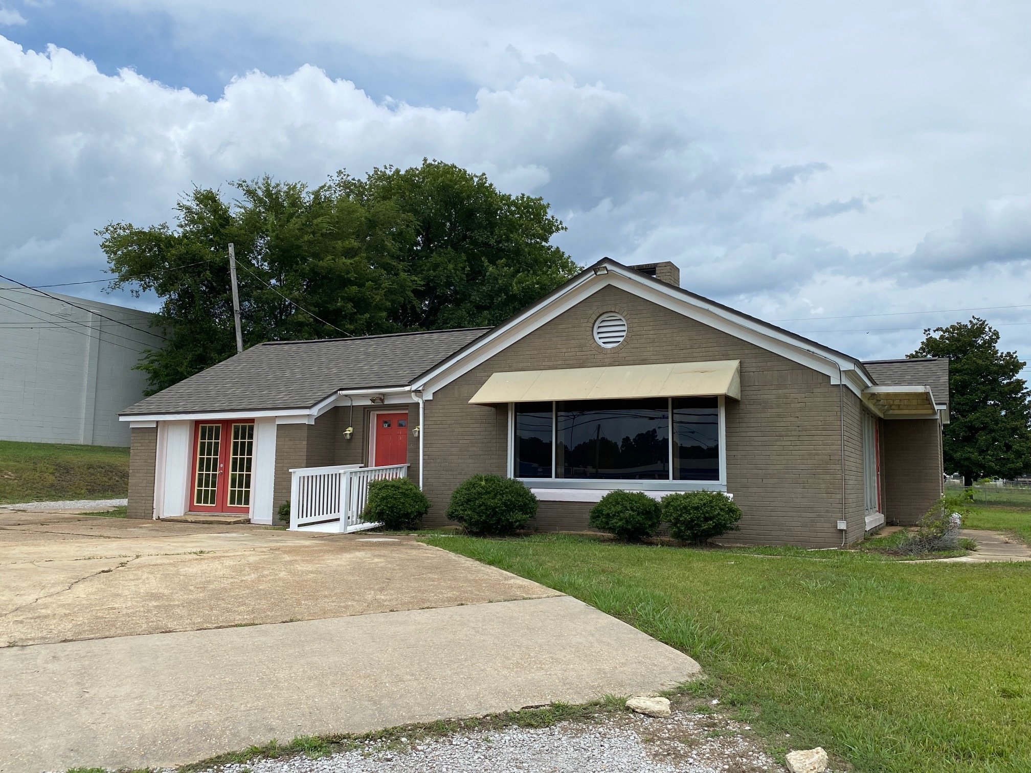 1811 S Gloster St, Tupelo, MS for lease Primary Photo- Image 1 of 9