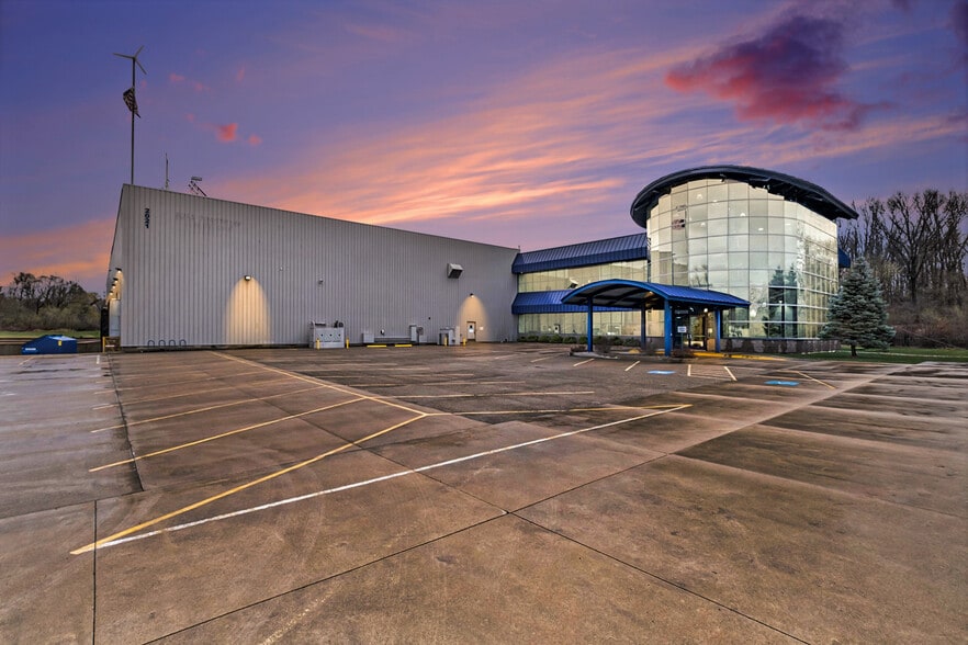 2021 Wellworth Ave, Jackson, MI for sale - Primary Photo - Image 1 of 16