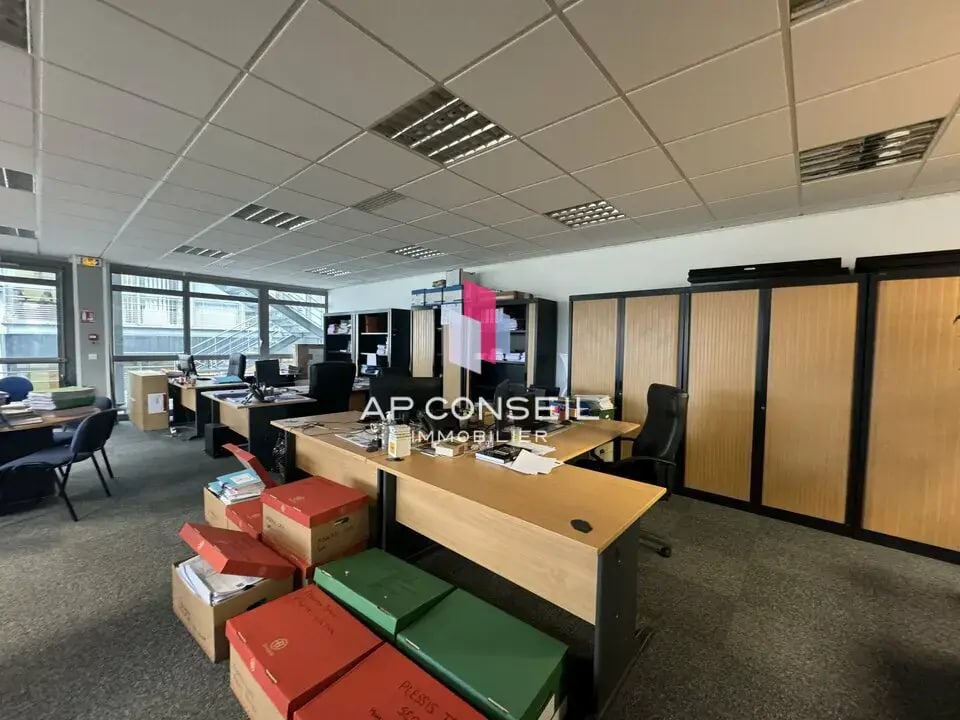 Orsay, ESS 91400 - - - Interior Photo - Image 1 of 2