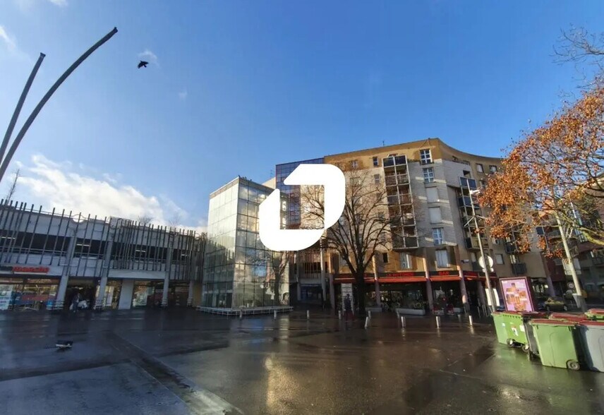 Office in Bondy for lease - Building Photo - Image 1 of 4