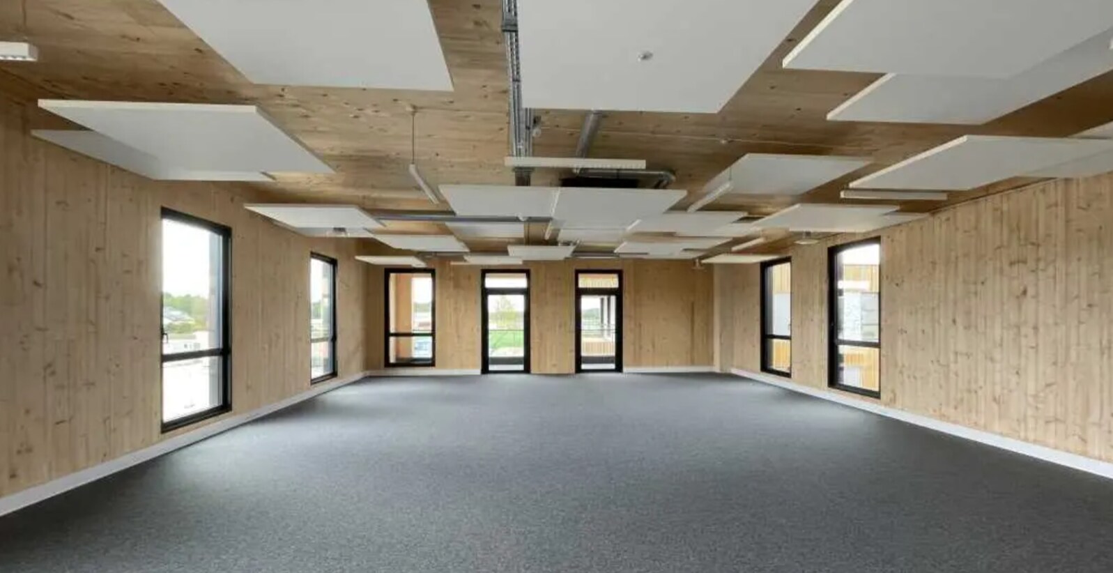 Office in Lacroix-Saint-Ouen for lease Interior Photo- Image 1 of 3