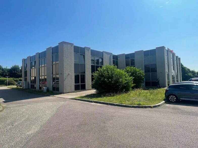 Office in Val-de-Reuil for lease - Building Photo - Image 1 of 7