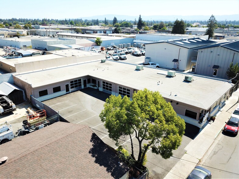 880 Hurlingame Ave, Redwood City, CA for lease - Building Photo - Image 1 of 22