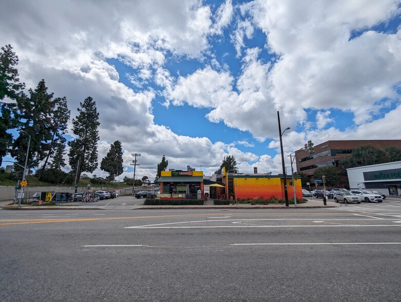 12900 Riverside Dr, Sherman Oaks, CA for sale - Building Photo - Image 3 of 9