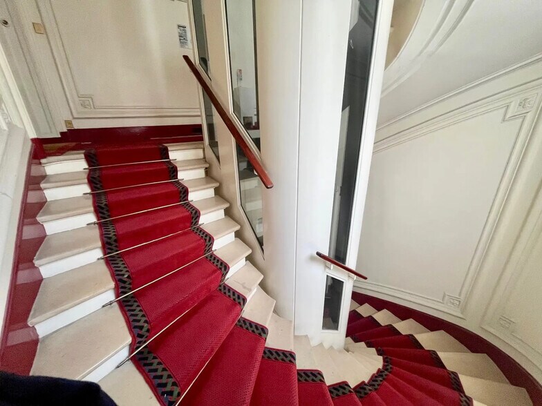 Office in Paris for lease - Interior Photo - Image 3 of 11