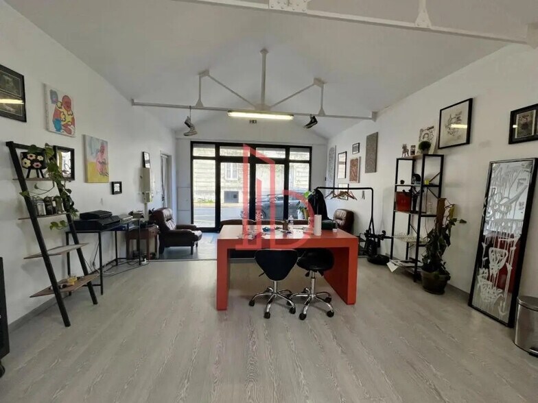 Office in Bordeaux for lease - Interior Photo - Image 1 of 4