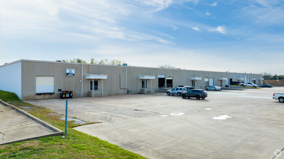 4910-4920 Rondo Dr, Fort Worth, TX for lease - Building Photo - Image 1 of 19