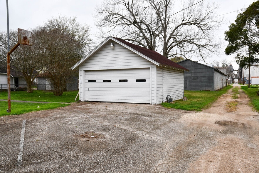 211 E 3rd St, El Campo, TX for lease - Building Photo - Image 3 of 4