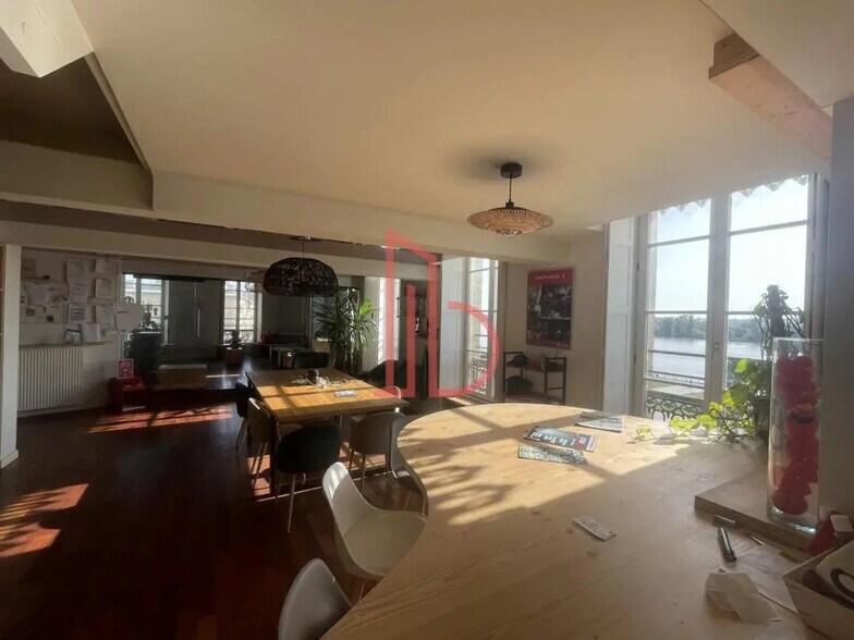 Office in Bordeaux for lease - Interior Photo - Image 1 of 6