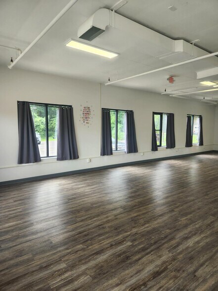 1 Mill Valley Rd, Hadley, MA for lease - Building Photo - Image 3 of 10