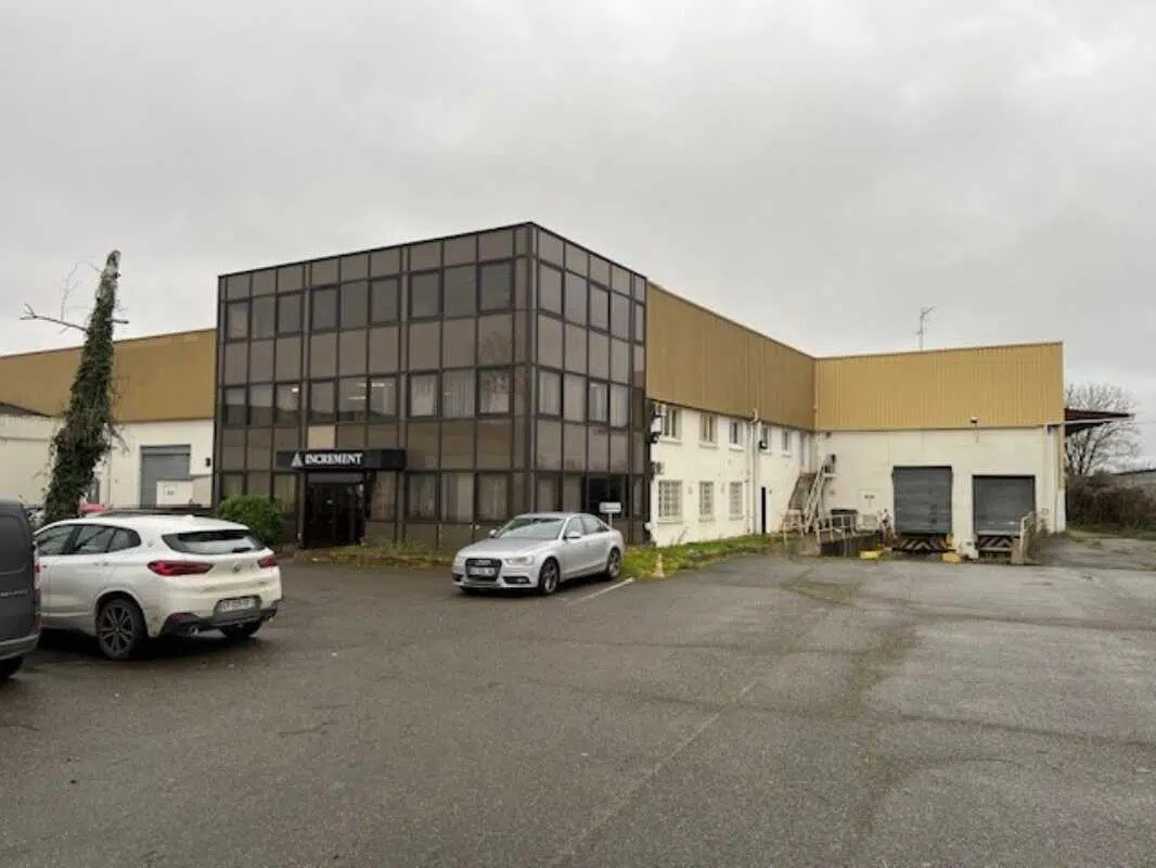 Industrial in Thiverval-Grignon for sale Building Photo- Image 1 of 10