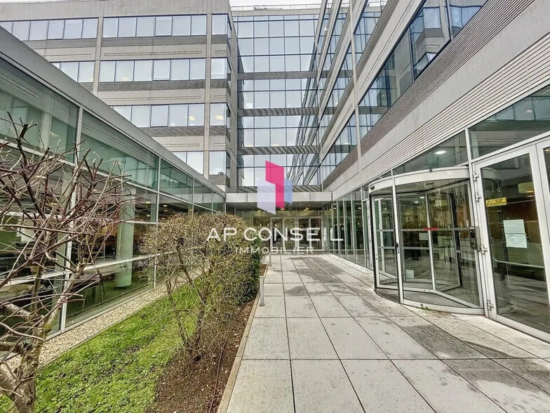 Office in Montigny-le-Bretonneux for lease - Lobby - Image 3 of 4