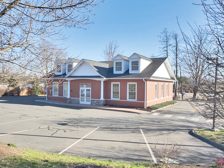 768 N Main St, Manchester, CT for lease - Building Photo - Image 1 of 8