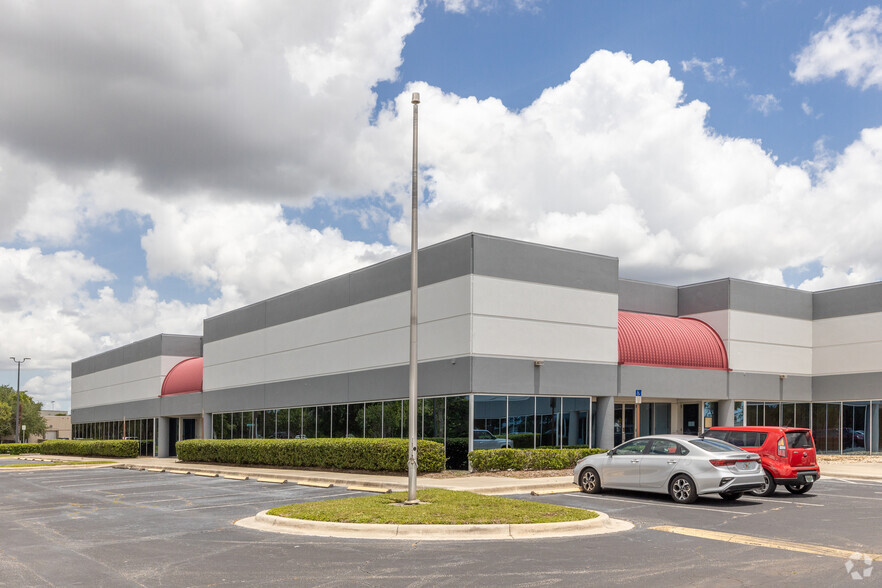 9391-9640 Tradeport Dr, Orlando, FL for lease - Building Photo - Image 3 of 4