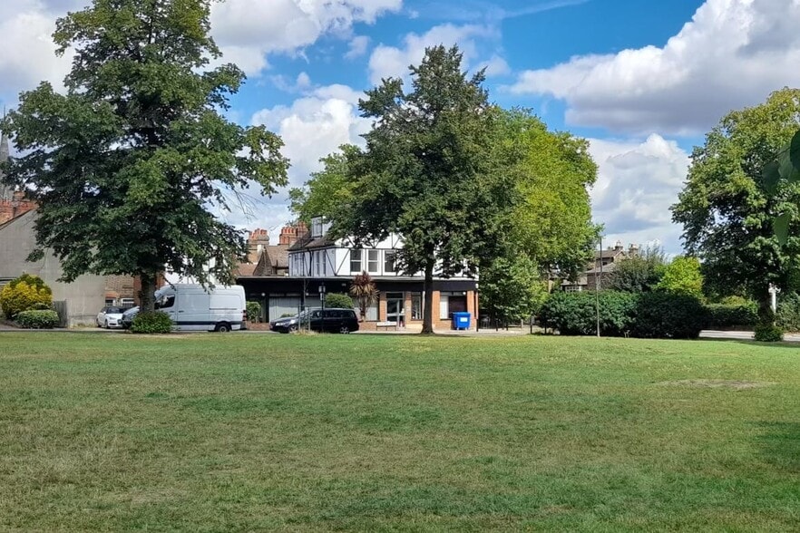 4 Chase Side, Enfield for lease - Building Photo - Image 3 of 3