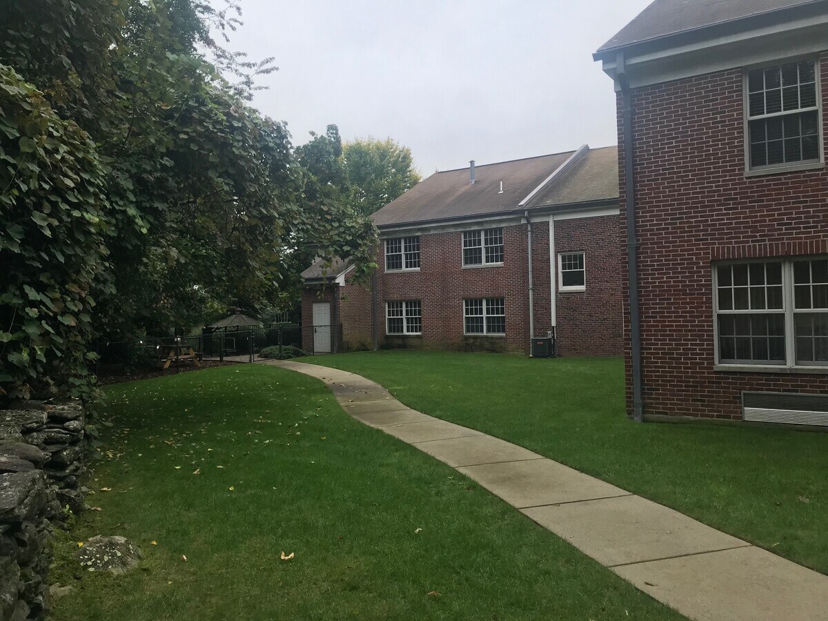 60 Mendon Rd, Woonsocket, RI 02895