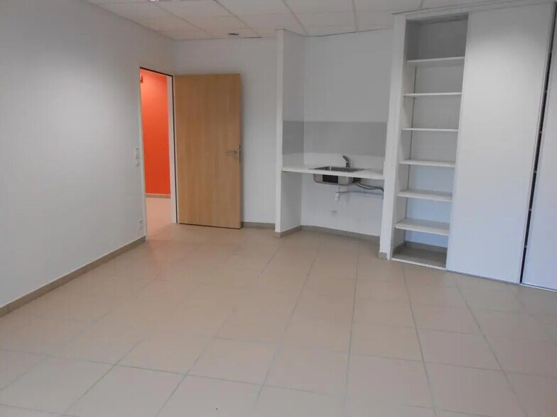 36 Allée Hugon, Ceyzériat for lease - Interior Photo - Image 3 of 12