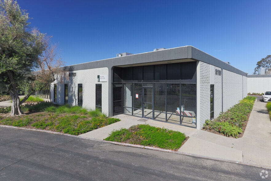 17931 Sky Park Cir, Irvine, CA for lease - Primary Photo - Image 1 of 4