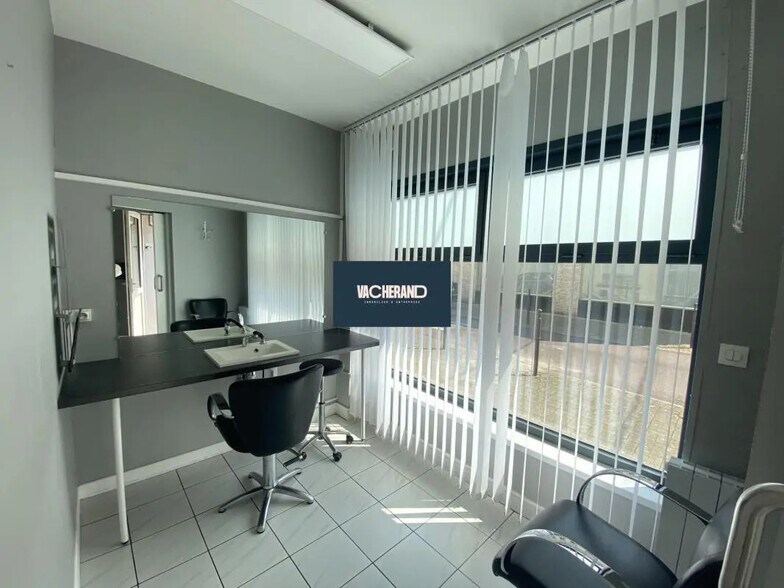 Retail in La Madeleine for lease - Interior Photo - Image 3 of 7