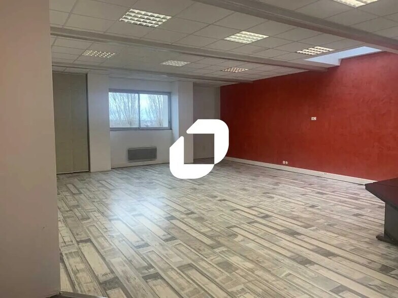 Office in Chilly-Mazarin for lease - Interior Photo - Image 2 of 5