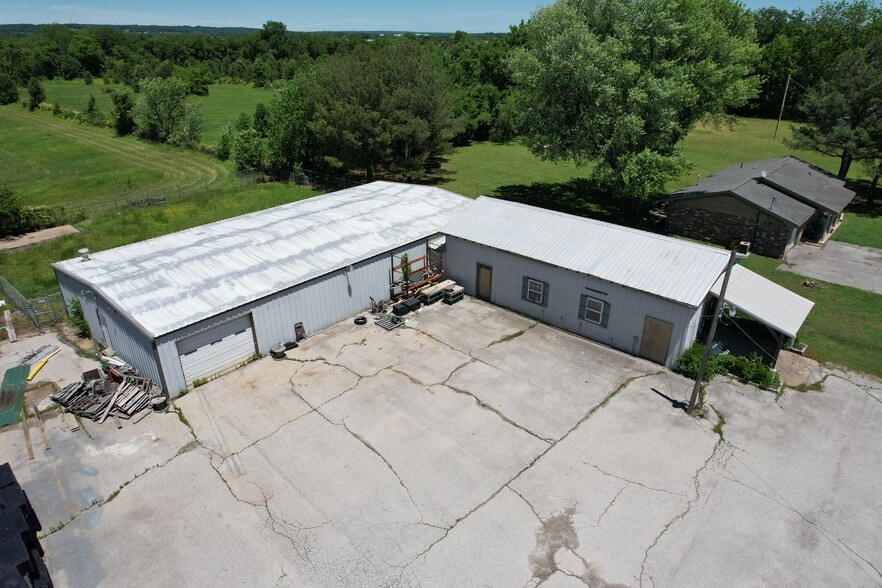 878 Ketchum Ave, Vinita, OK for sale - Primary Photo - Image 1 of 35