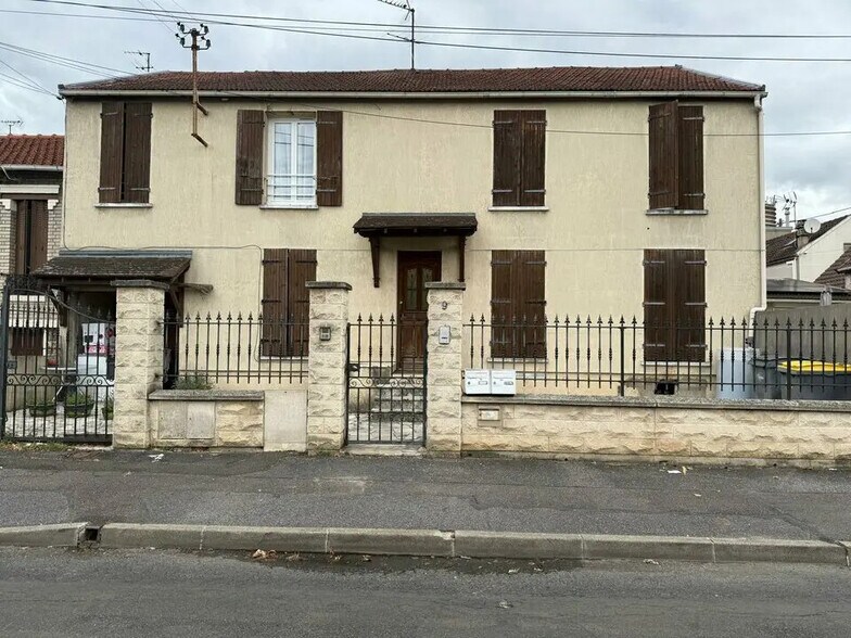 Flex in Arnouville for sale - Building Photo - Image 1 of 5