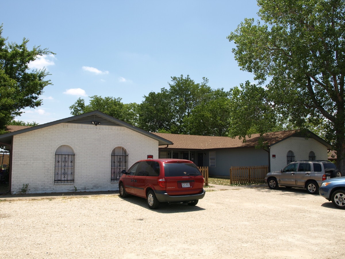 410 Thorndale Rd, Taylor, TX 76574