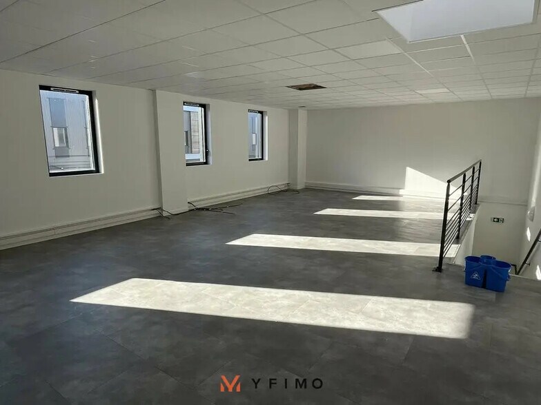 Flex in Les Mureaux for lease - Interior Photo - Image 2 of 5