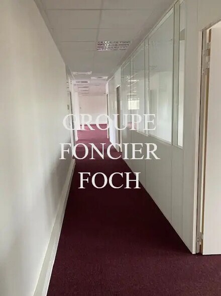 Rue Maryse Bastié, Bron for lease - Interior Photo - Image 2 of 6