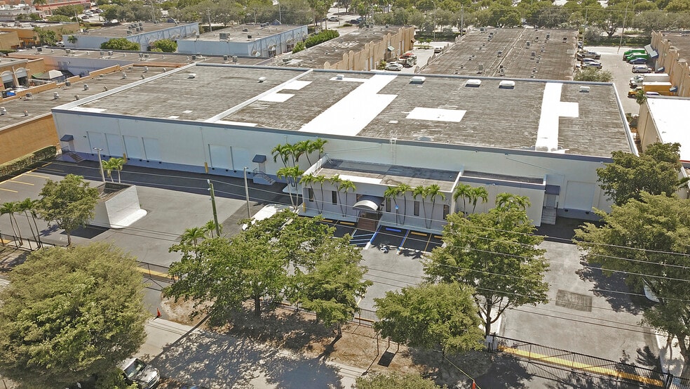 1730 W 38th Pl, Hialeah, FL for lease - Building Photo - Image 2 of 9