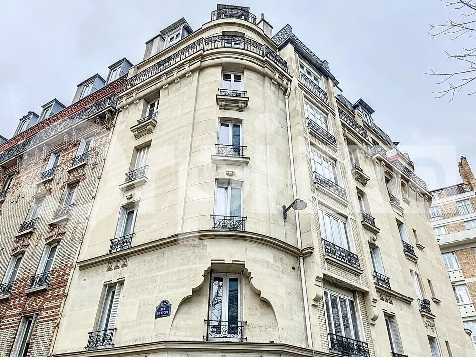 Retail in Paris for sale Building Photo- Image 1 of 8