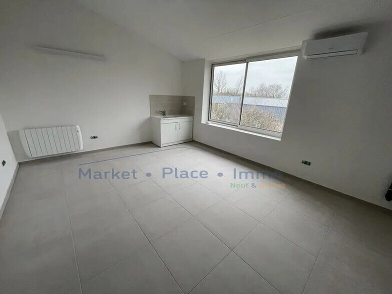 Office in for lease - Building Photo - Image 2 of 9