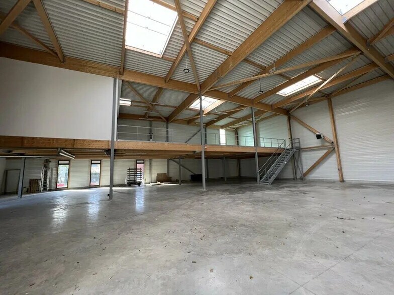 Flex in Chanteloup-en-Brie for lease - Building Photo - Image 1 of 8