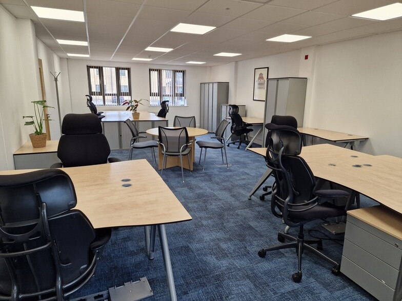 16 Tetbury Rd, Cirencester for lease - Building Photo - Image 2 of 4