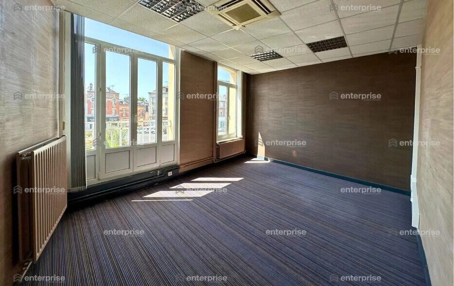 Office in Saint-Quentin for lease - Interior Photo - Image 2 of 3