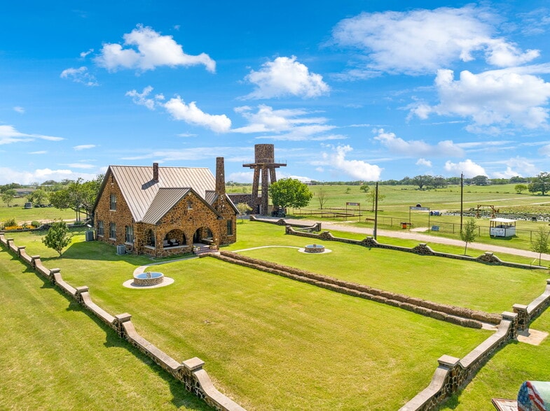 995 W Gates Valley Rd, Poteet, TX for sale - Building Photo - Image 2 of 43