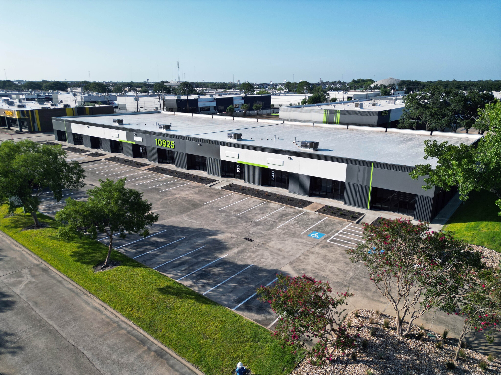 10325 Landsbury Dr, Houston, TX for lease Building Photo- Image 1 of 2