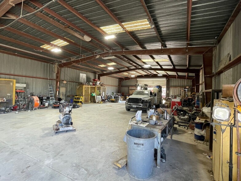 6939 Old Clinton Rd, Houston, TX for lease - Building Photo - Image 2 of 3