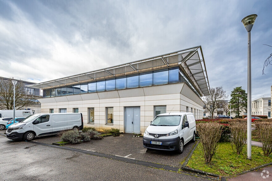 8 Rue Pascal, Bron for lease - Building Photo - Image 2 of 17