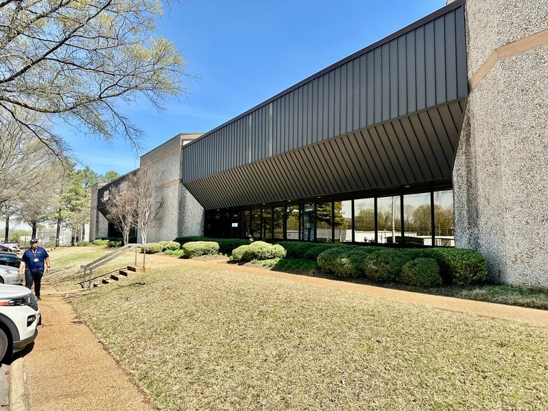 4400 S Mendenhall Rd, Memphis, TN for lease - Building Photo - Image 1 of 2