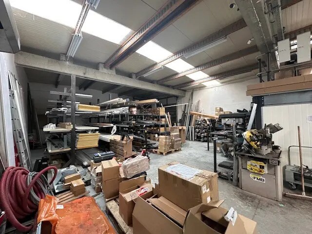 Flex in Velaux for lease - Interior Photo - Image 1 of 9