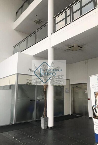 Office in Chelles for lease - Lobby - Image 2 of 4