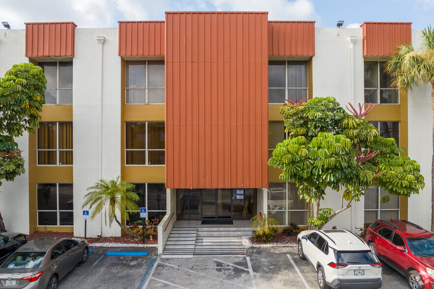 540 NW 165th St, Miami, FL for lease - Building Photo - Image 2 of 31