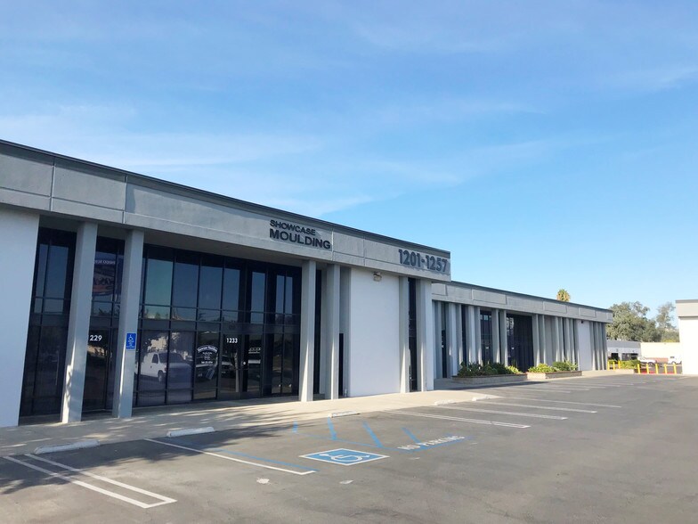 1291 Simpson Way, Escondido, CA for lease - Building Photo - Image 1 of 7