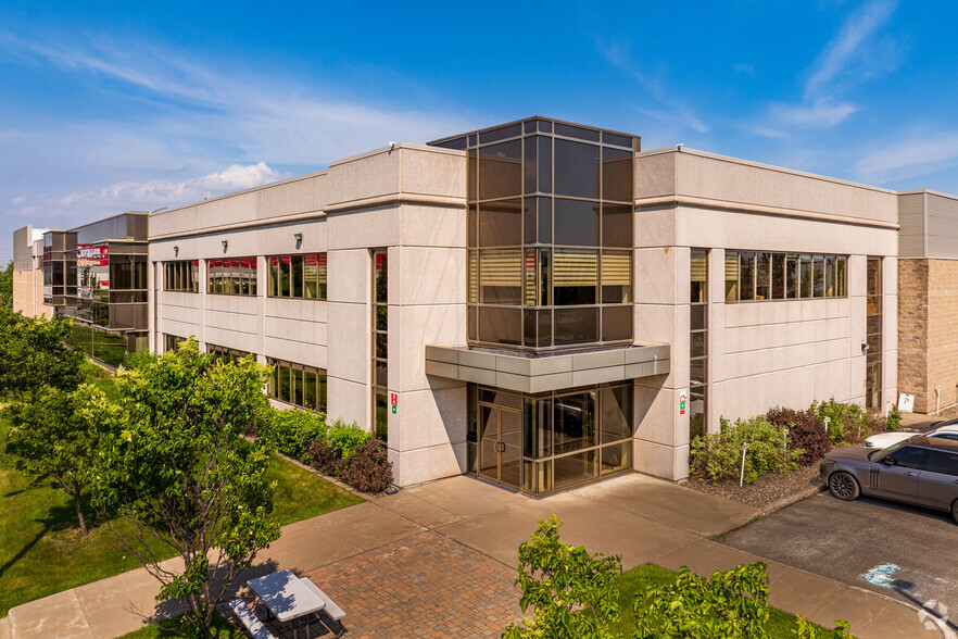 9750 Boul Des Sciences, Anjou, QC for lease - Primary Photo - Image 1 of 6