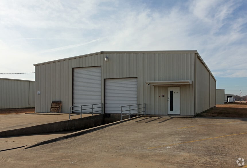 207 Industrial Dr, Forney, TX for lease - Primary Photo - Image 1 of 3