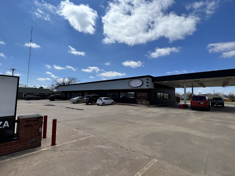 701 S Kelly Ave, Edmond, OK for lease - Building Photo - Image 1 of 1