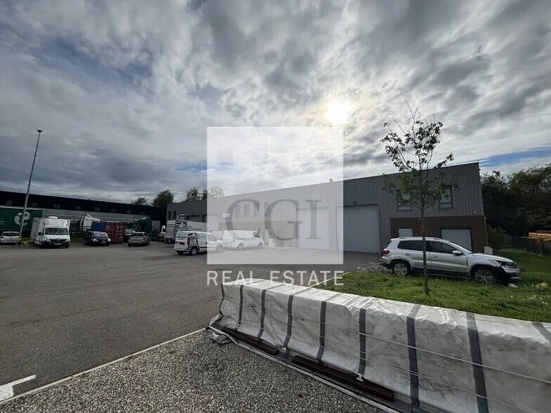 Office in Corbas for lease - Building Photo - Image 2 of 12