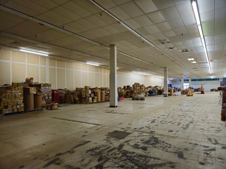 4495-4499 Mall Dr, Steubenville, OH for lease - Building Photo - Image 2 of 24