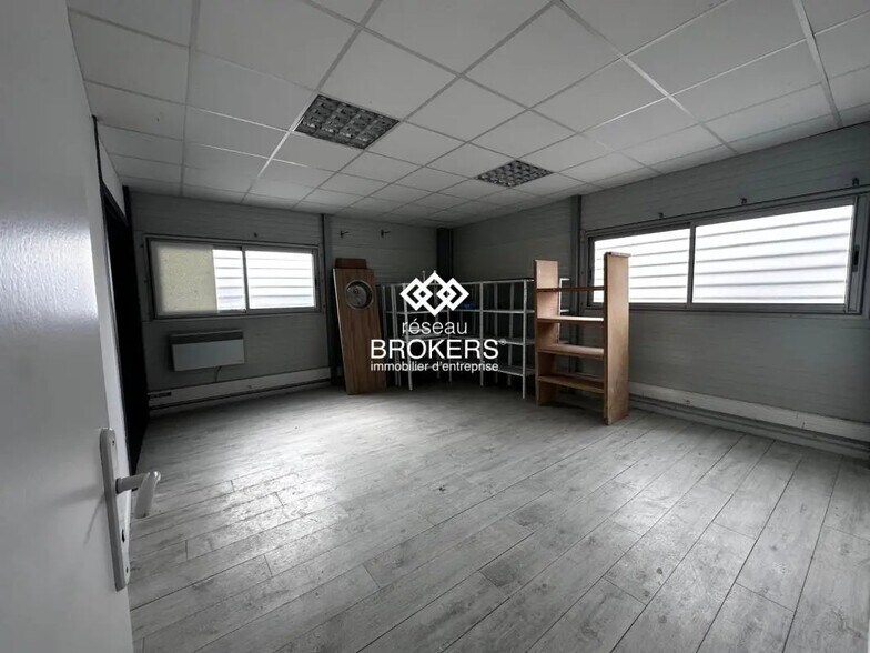 Flex in Vendres for lease - Interior Photo - Image 2 of 4